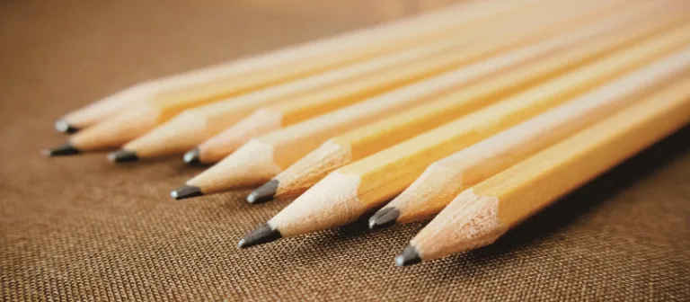 différents crayon à dessin avec des caractéristiques différentes